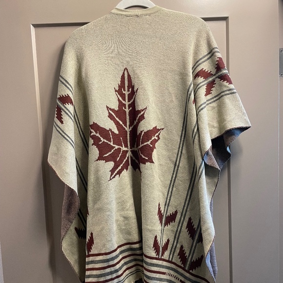 Maple Leaf Urban Pouch Tribe | Roots Roots Canada Maple Leaf Wrap